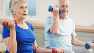 ​Seniorze, te ćwiczenia możesz wykonywać w domu. Treningi przygotowane przez fizjoterapeutów