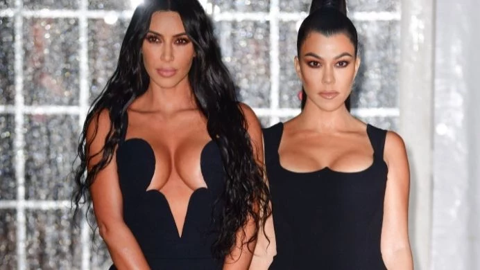 Kim i Kourtney Kardashian zachwycają wyglądem od lat 