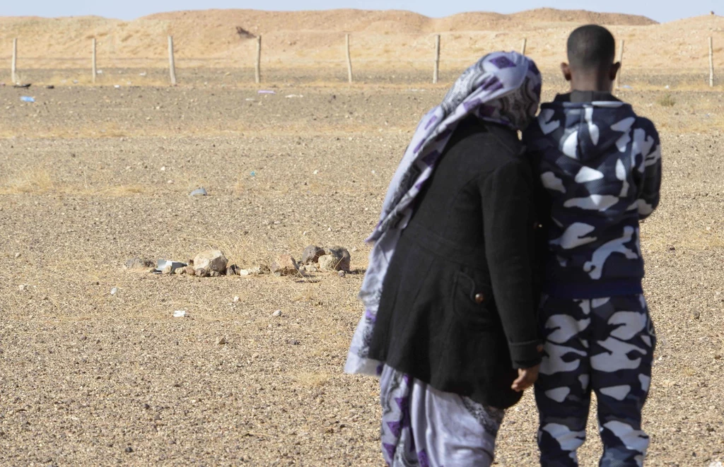 Kobieta Saharawi ze swoim 14-letnim synem, pokazująca mu nasyp oddzielający część Sahary Zachodniej kontrolowanej przez Polisario, od tej kontrolowanej przez Maroko.