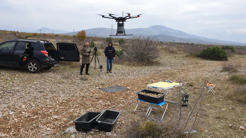 Autorzy projektu nie muszą wnosić nasion na wyższe partie gór - robią to za nie drony