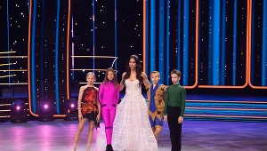 Finaliści pierwszej edycji programu "You Can Dance - Nowa Generacja" oraz prowadząca Ida Nowakowska