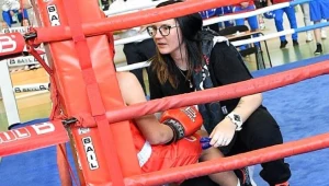 Martyna Schunke, trenerka boksu, w narożniku podczas walki jednego z podopiecznych