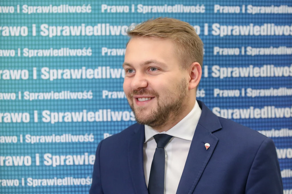 Jacek Ozdoba podarował kwiaty pani sprzątającej po Marcie Lempart Jacek Ozdoba podarował kwiaty pani sprzątającej po Marcie Lempart