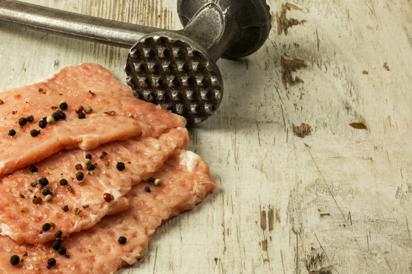 Dokładne rozbicie mięsa to klucz do uzyskania pysznych kotletów 