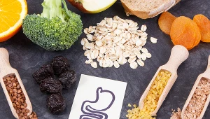 Dieta antyzłogowa zawiera m.in. błonnik, pełnoziarniste zboża, suszone owoce i zielone warzywa. Dzięki niej oczyścisz jelita i w poczujesz się lekko