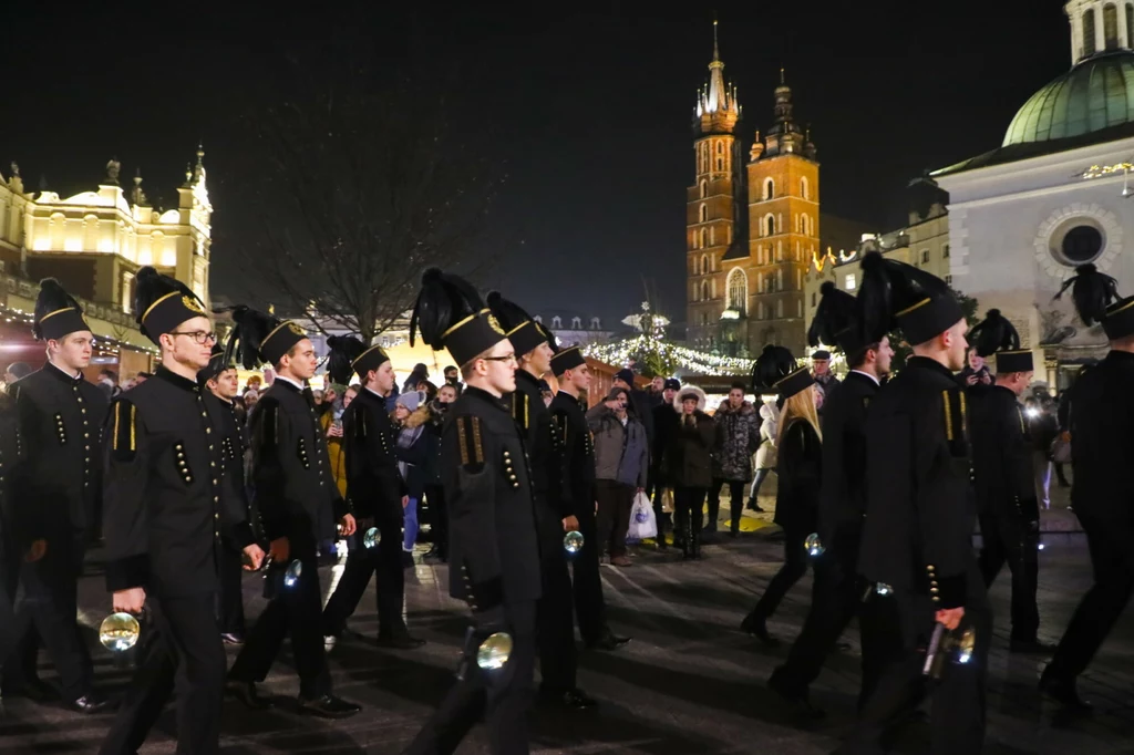 Przed pandemią Akademia Górniczo - Hutnicza w Krakowie organizowała 4 grudnia "pochód lisów"