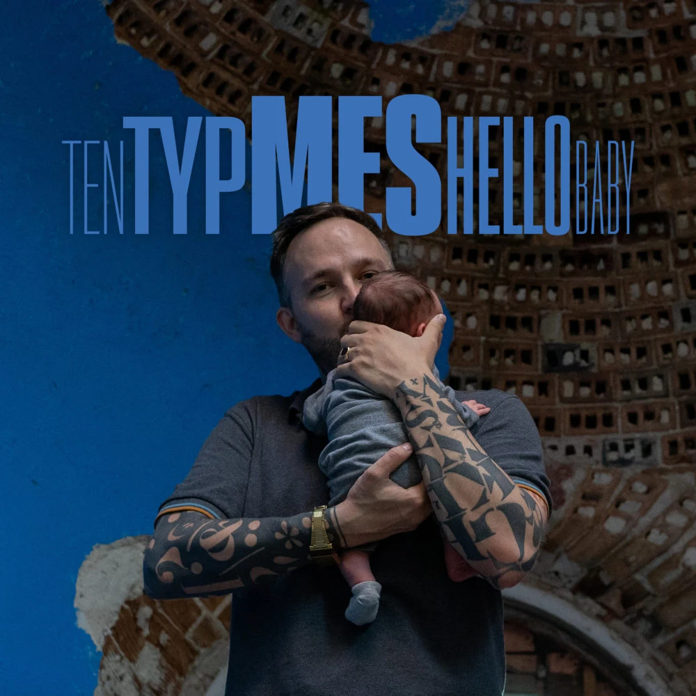 Ten Typ Mes z synem na okładce płyty "Hello Baby" Ten Typ Mes z synem na okładce płyty "Hello Baby"
