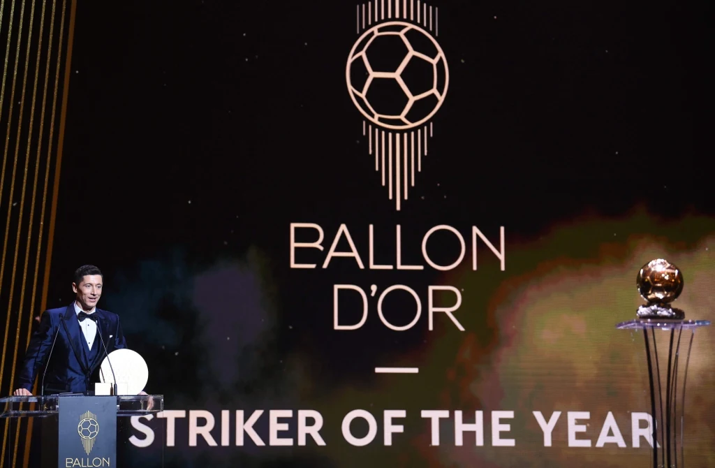 Robert Lewandowski z nagrodą dla najlepszego napastnika 2021 roku Robert Lewandowski z nagrodą dla najlepszego napastnika 2021 roku