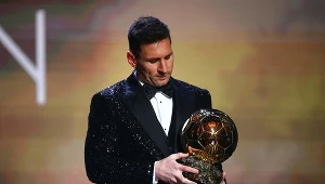 Leo Messi z trofeum Złotej Piłki