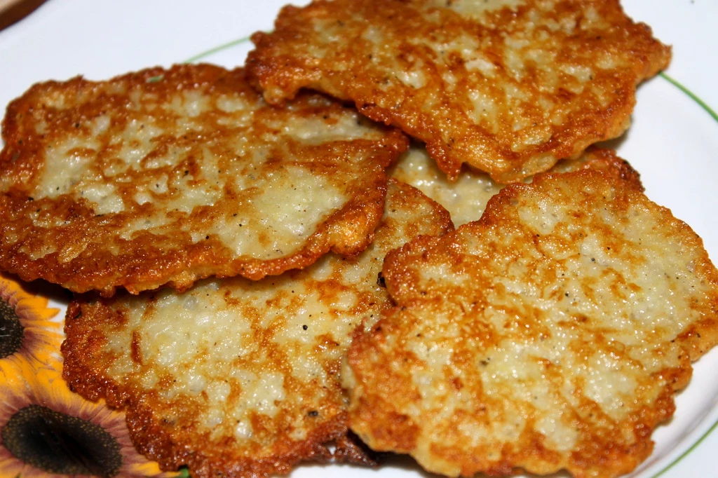 Tradycyjne placki ziemniaczane na czas Chanuki znane są jako latkes