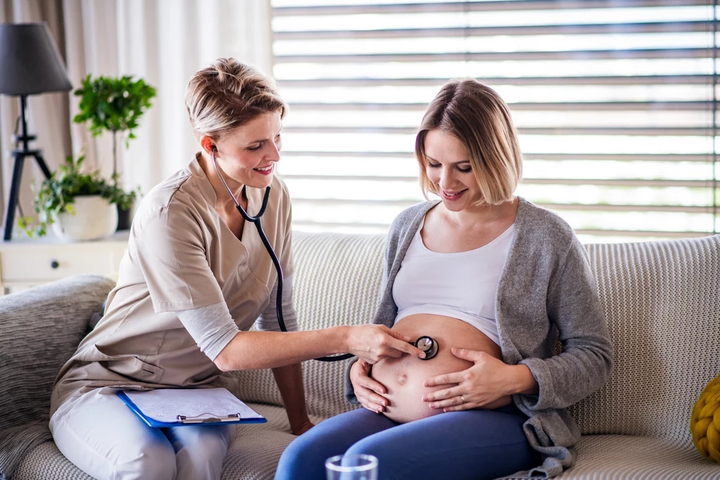 Przed podjęciem decyzji o porodzie domowym należy porozmawiać z położną