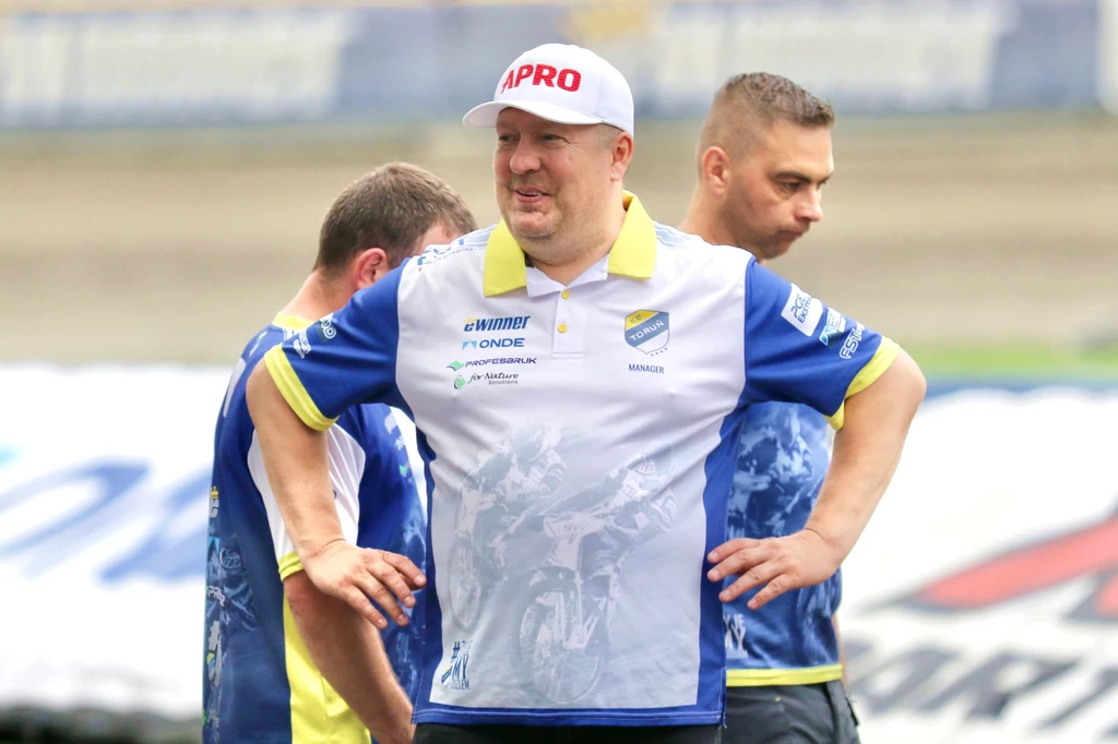 Tomasz Bajerski oświadczył, że zawarł ugodę z byłą partnerką, Moniką Cymańską. Wydaje się, że nic nie stoi na przeszkodzie by Bajerski wkrótce wrócił do prowadzenia Apatora Toruń Tomasz Bajerski oświadczył, że zawarł ugodę z byłą partnerką, Moniką Cymańską. Wydaje się, że nic nie stoi na przeszkodzie by Bajerski wkrótce wrócił do prowadzenia Apatora Toruń
