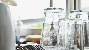 Szklanki zyskają niespotykany blask. Wystarczy, że wrzucisz to do zlewu i zalejesz wodą