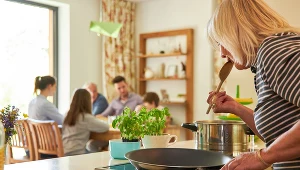 W ostatnim roku odsetek dorosłych Polaków, którzy mieszkali z rodzicami, najmocniej wzrósł w gronie osób w wieku od 30 do 35 lat