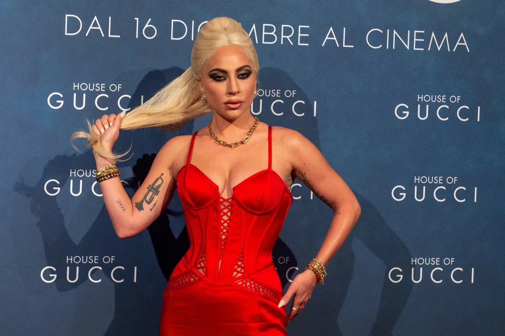 Lady Gaga promując "House of Gucci" postawiła na bardzo śmiałą gorsetową sukienkę w czerwonym kolorze 