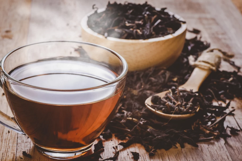 Po ostudzeniu napar z czarnej lub zielonej herbaty może posłużyć jako naturalny nawóz do roślin doniczkowych