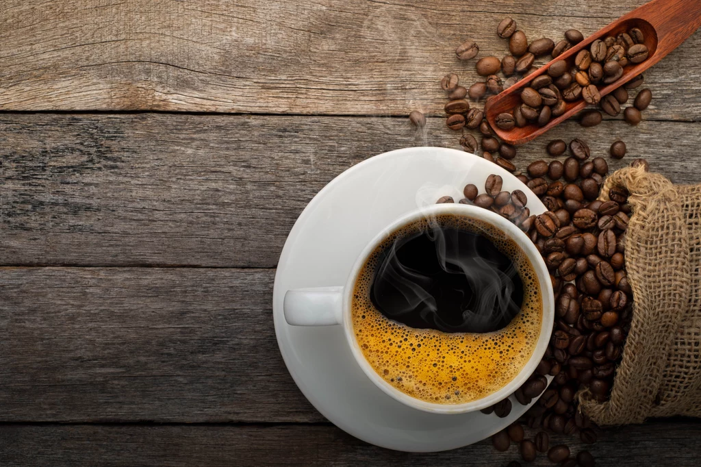 Podlewanie roślin doniczkowych kawą może przynieść wiele korzyści