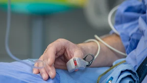 Pacjent w szpitalu. Zdjęcie ilustracyjne