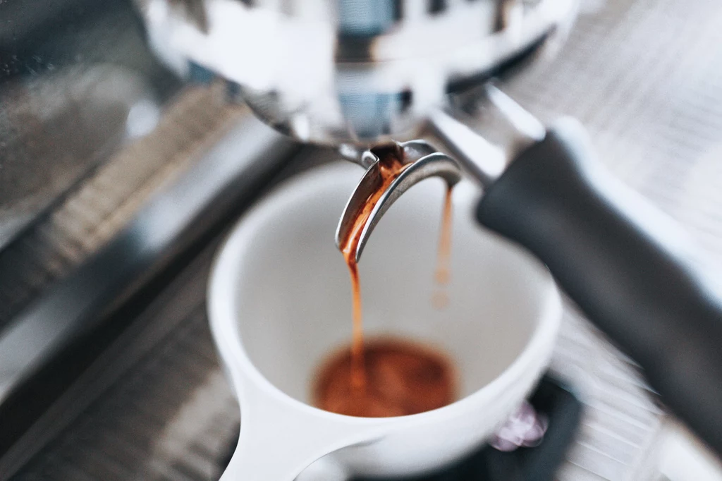 Filiżanka dobrego, aromatycznego espresso może wkrótce stać się towarem luksusowym. Ceny surowca kawy ze względu na mniejsze zbiory i pandemię w ciągu roku wzrosły o 100 proc.