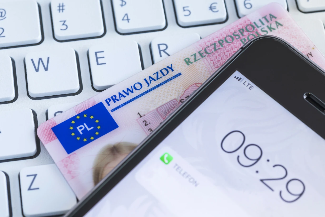 Czy prawo jazdy wciąż trzeba wozić ze sobą w samochodzie? Czy prawo jazdy wciąż trzeba wozić ze sobą w samochodzie?