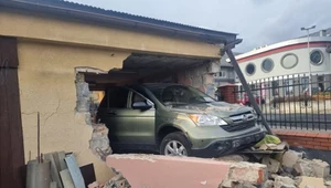 Tarnów. Auto przebiło ścianę garażu, jedna osoba zginęła