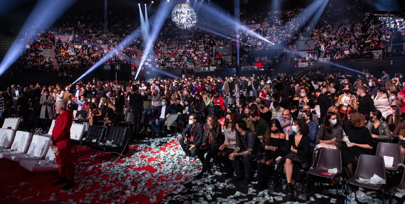 Tłum ludzi na evence "Domu z papieru" Tłum ludzi na evence "Domu z papieru"