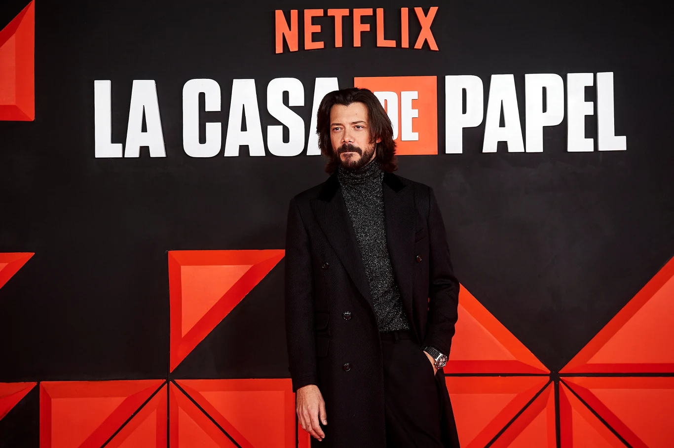 Alvaro Morte wcielający się w rolę profesola w "Domu z papieru" Alvaro Morte wcielający się w rolę profesola w "Domu z papieru"