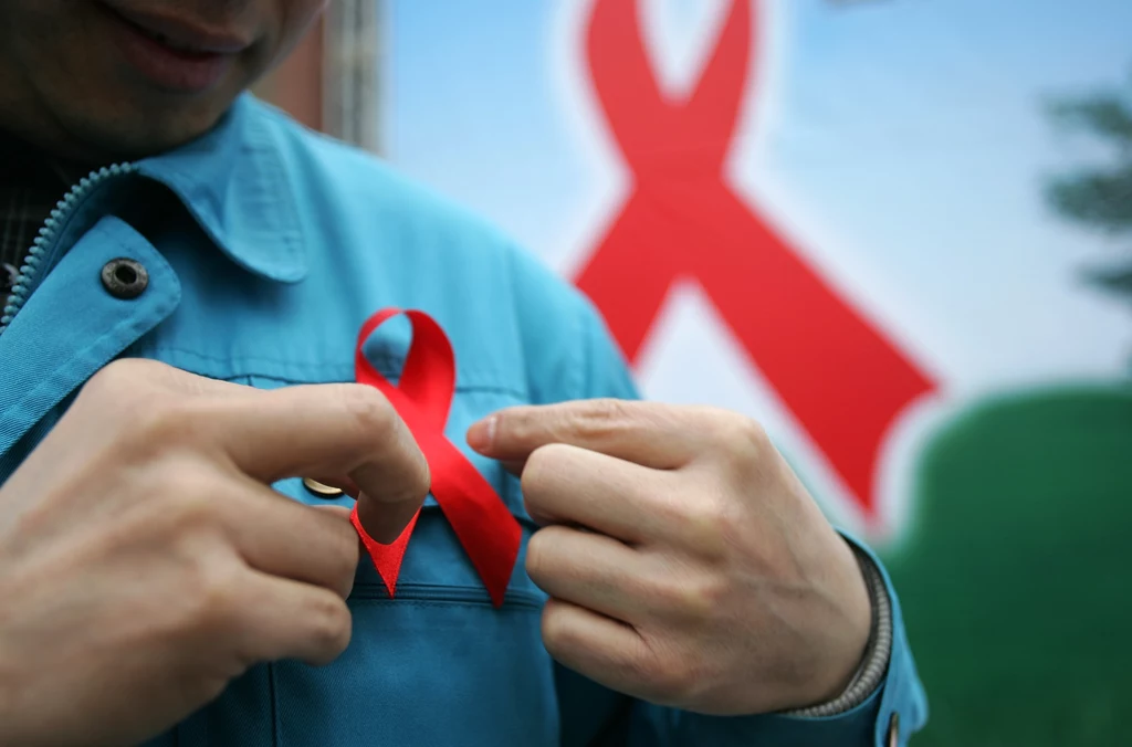 „Czerwona kokardka” to symbol solidarności z osobami żyjącymi z HIV i AIDS /Fot. China Photos/Getty Images