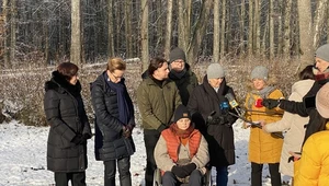 Delegacja europosłów i działaczy społecznych w lesie, przed umownym wjazdem do strefy 