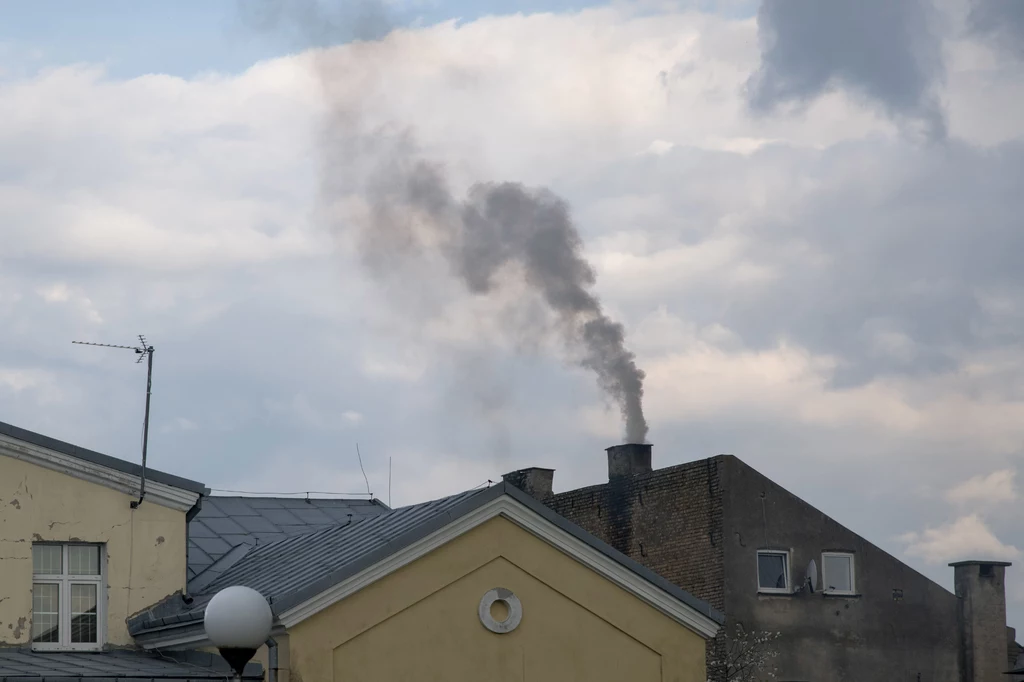 Dym wydobywający się z komina.