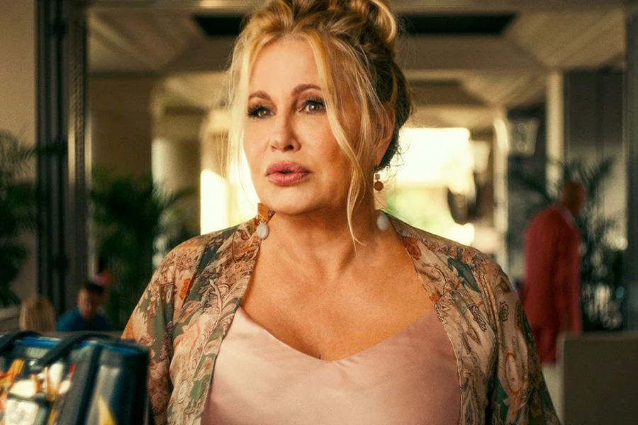 Jennifer Coolidge w scenie z serialu "Biały Lotos" Jennifer Coolidge w scenie z serialu "Biały Lotos"