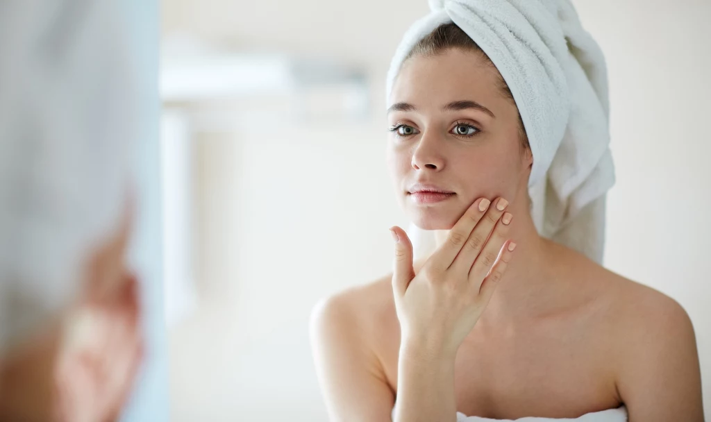 Za pomocą kąpieli parowej można oczyścić skórę twarzy