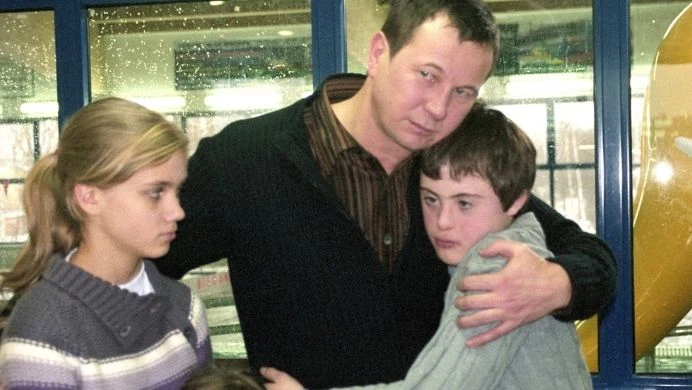 Piotr Swend na planie "Klanu" wcielił się w rolę Maciusia Lubicza. Na zdjęciu z serialowym przybranym ojcem, Ryszardem, czyli Piotrem Cyrwusem i siostrą Bożenką, czyli Agnieszką Kaczorowską Piotr Swend na planie "Klanu" wcielił się w rolę Maciusia Lubicza. Na zdjęciu z serialowym przybranym ojcem, Ryszardem, czyli Piotrem Cyrwusem i siostrą Bożenką, czyli Agnieszką Kaczorowską