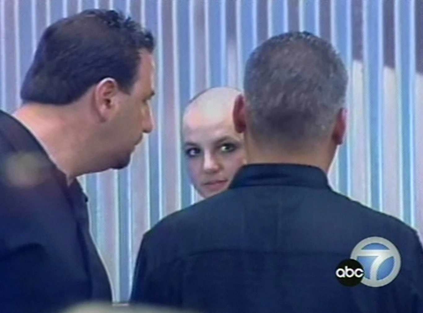 Wówczas media obiegły zdjęcia łysej Britney, która była nie do poznania. Media coraz bardziej za nią podążały, a ona była coraz bardziej wściekła, że nie może uwolnić się od zainteresowania wścibskich paparazzi.