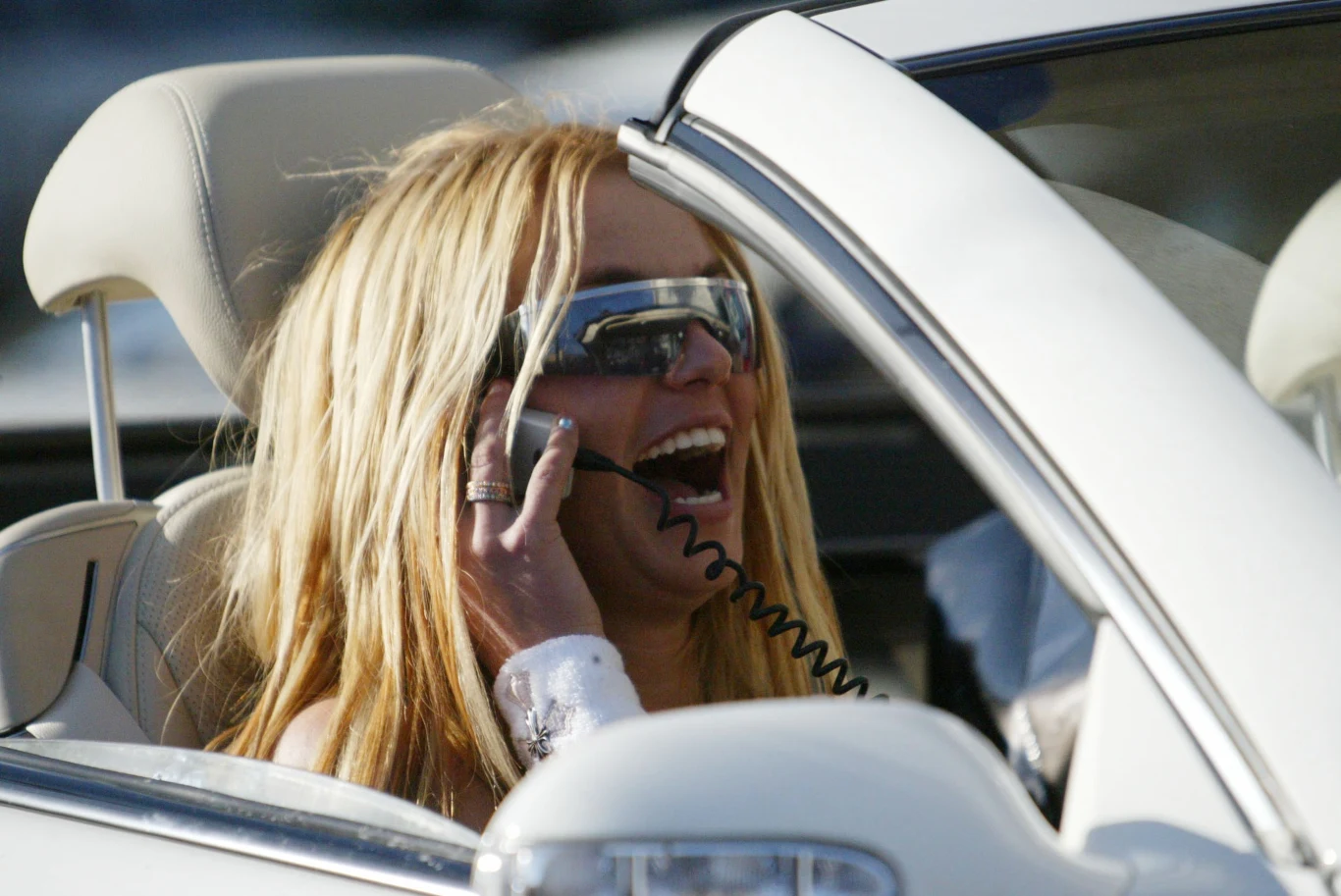 Szczęśliwa Britney złapana przez paparazzi w 2003 roku. Nie był to częsty widok, bo za kilka lat piosenkarka stanie się wręcz przez nich ścigana, a każde zdjęcia piosenkarki w coraz gorszej kondycji będą oczekiwane i dobrze opłacane przez amerykańskie media.