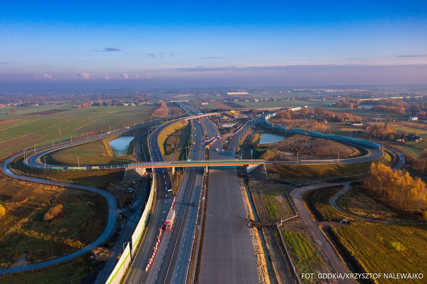 Autostrada A1 ma docelowo mieć dwie nitki po trzy pasy ruchu Autostrada A1 ma docelowo mieć dwie nitki po trzy pasy ruchu