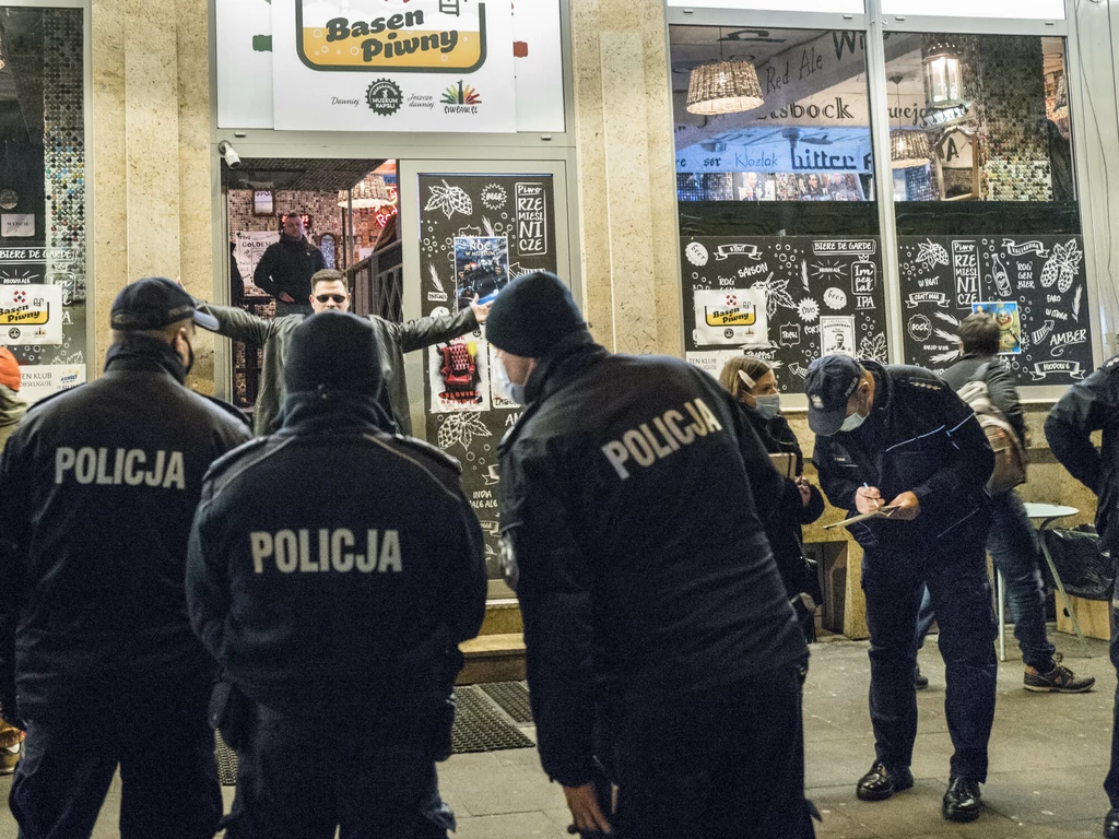 W pandemii do obowiązków policjantów prewencji doszło sprawdzanie lokali otwartych w czasie lockdownu