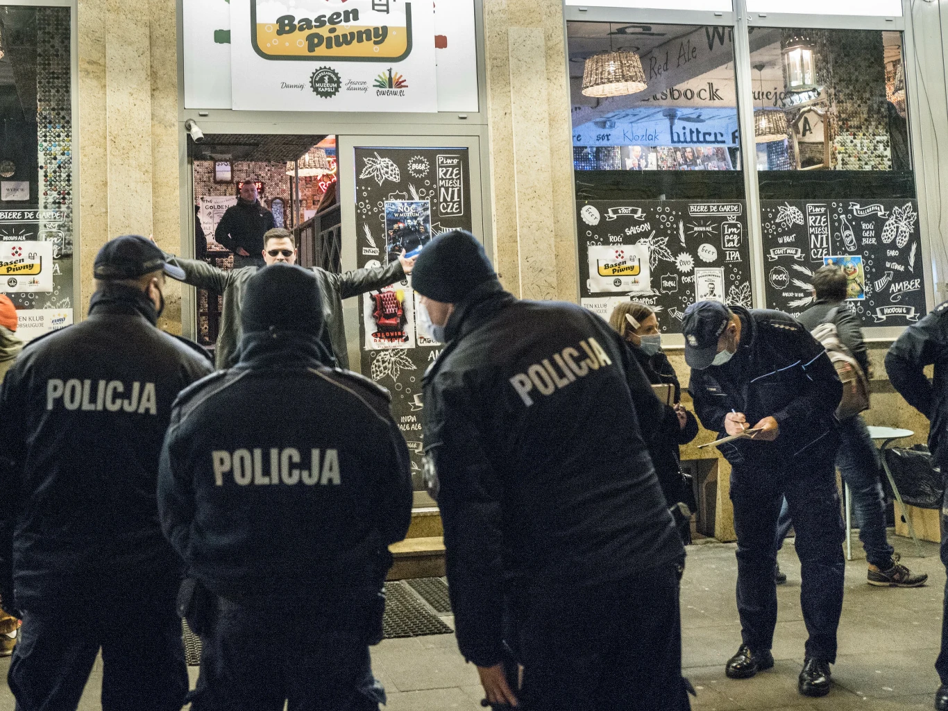 W pandemii do obowiązków policjantów prewencji doszło sprawdzanie lokali otwartych w czasie lockdownu W pandemii do obowiązków policjantów prewencji doszło sprawdzanie lokali otwartych w czasie lockdownu