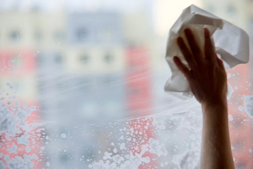 Czy zimą trzeba myć okna? Tak, bo wtedy łatwiej wpuścić promienie słoneczne do pomieszczeń Czy zimą trzeba myć okna? Tak, bo wtedy łatwiej wpuścić promienie słoneczne do pomieszczeń