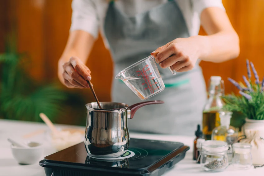 Gliceryna nie tylko nadaje się do tworzenia domowego mydła, ale także pomoże usunąć smugi