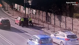 Policjanci pchają Fiata Punto 67-latki