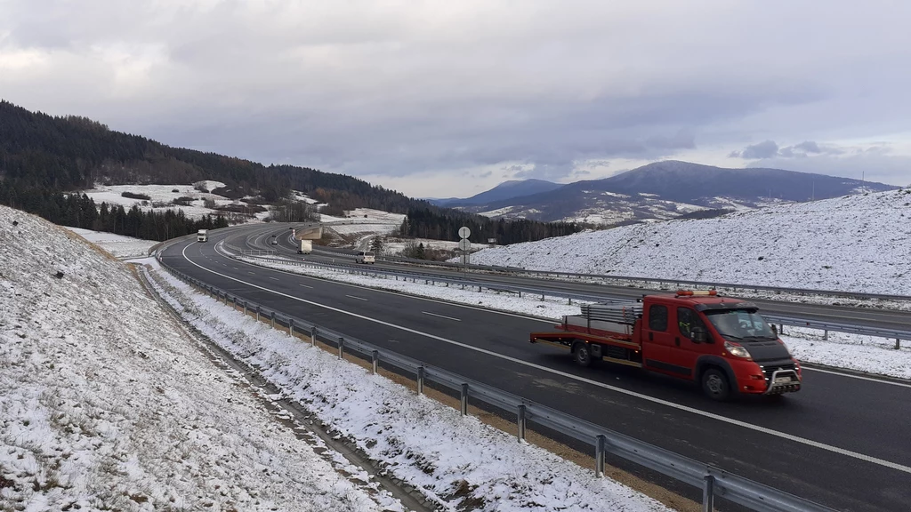 Opady śniegu odpowiadają za ok. 15 proc. zdarzeń wymagających interwencji zespołów drogowych GDDKiA