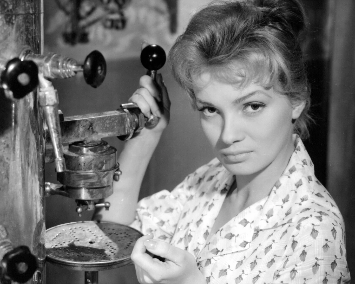 Ewa Krzyżewska w filmie "Popiół i diament" (1958) Ewa Krzyżewska w filmie "Popiół i diament" (1958)