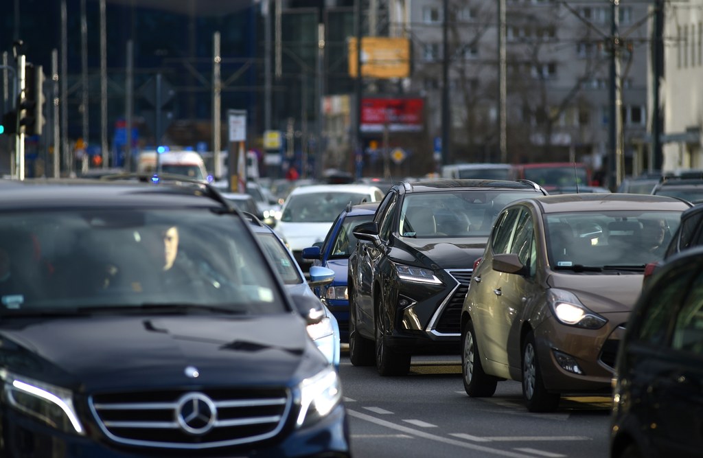 Ruch samochodowy w Warszawie.