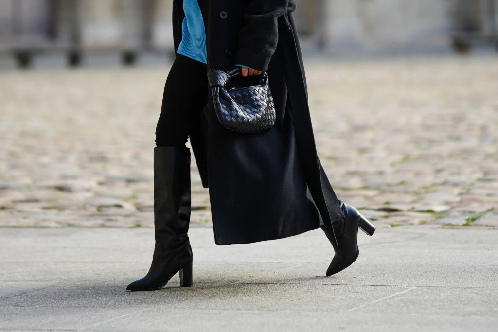 Wysokie kozaki korzystnie prezentują się zarówno w zestawieniu z dopasowanymi spodniami, jak i długimi spódnicami Wysokie kozaki korzystnie prezentują się zarówno w zestawieniu z dopasowanymi spodniami, jak i długimi spódnicami