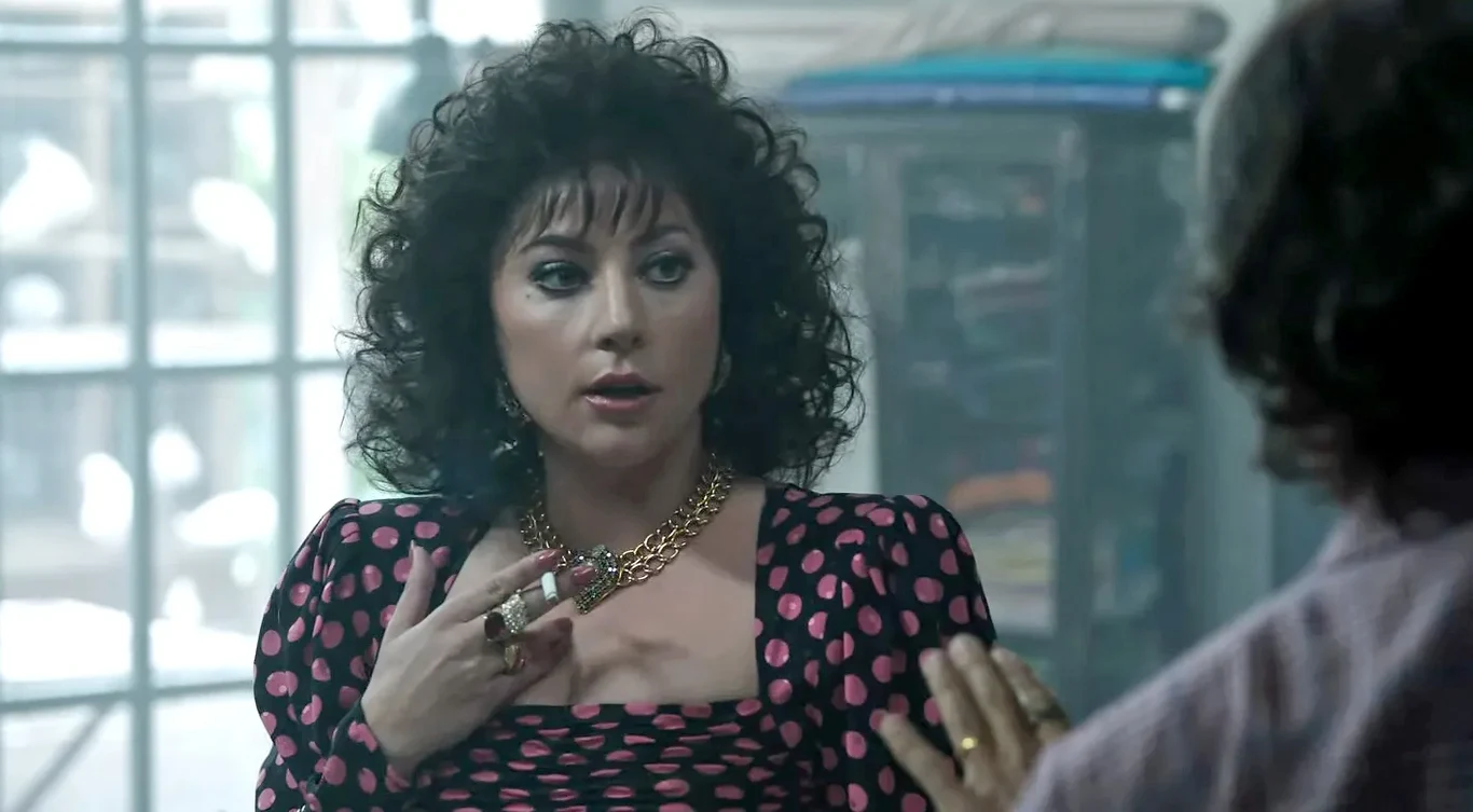 Jedna z pięćdziesięciu pięciu różnych fryzur Lady Gagi w filmie "Dom Gucci