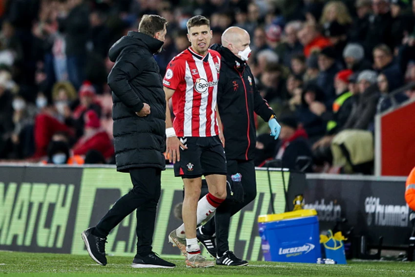 Jan Bednarek w rozmowie z trenerem Southamptonu Ralphem Hasenhüttlem (z lewej). Polak opuszcza boisko z kontuzją Jan Bednarek w rozmowie z trenerem Southamptonu Ralphem Hasenhüttlem (z lewej). Polak opuszcza boisko z kontuzją