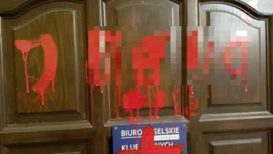 Nieznany sprawca bądź sprawcy pomalowali drzwi do biura posła PiS czerwona farbą i wpuścili klej do zamka