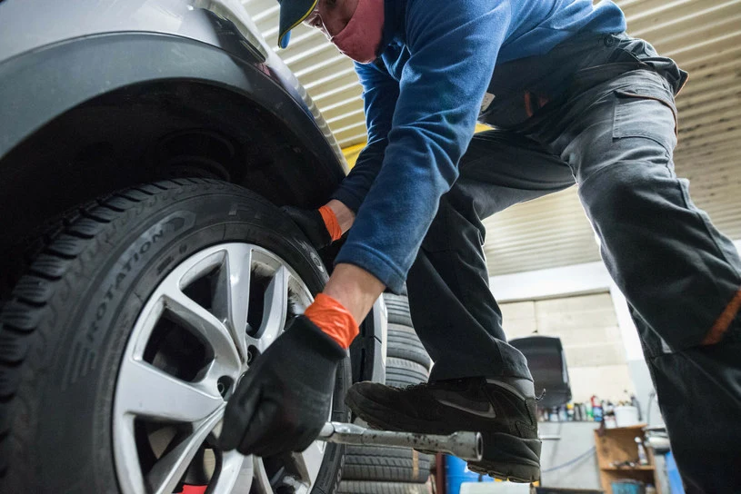 Zawsze przy wymianie opon powinniśmy zwracać uwagę na ich oznaczenia - tylko tak upewnimy się, że są odpowiednie do naszego samochodu