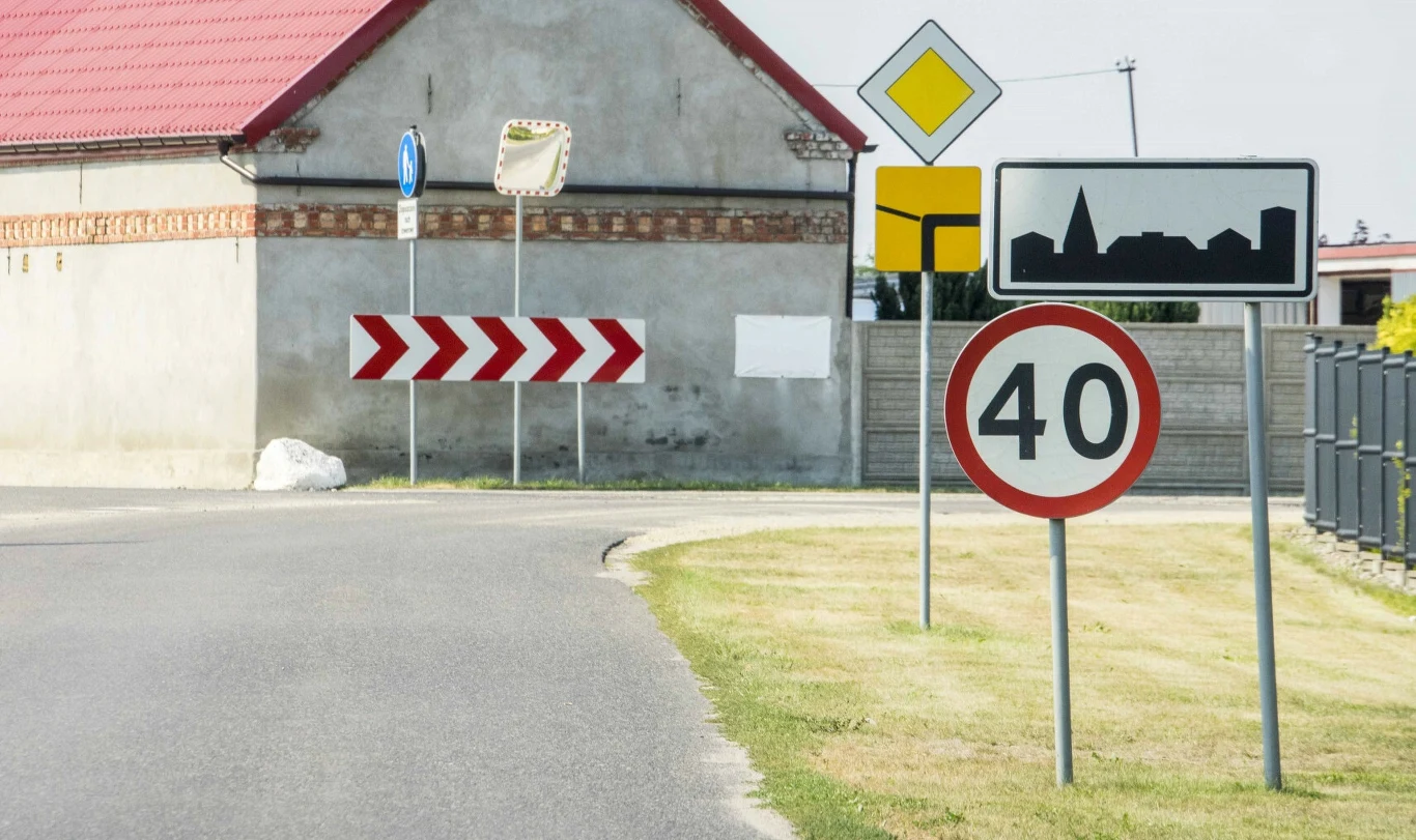 W tym przypadku ograniczenie prędkość do 40 km/h nie obowiązuje przez kilkanaście metrów do pobliskiego skrzyżowania, ale na całym terenie zabudowanym